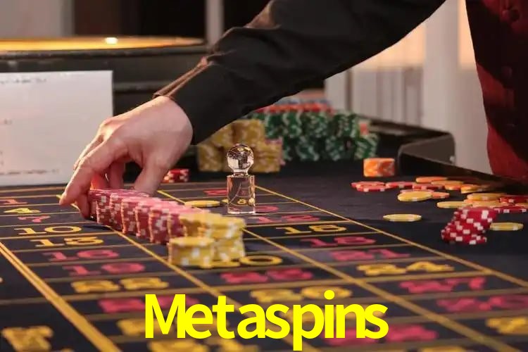 Una escena digital vívida inspirada en casino con Metaspins mostrado prominentemente, luces brillantes, fichas, cartas y acentos dorados.